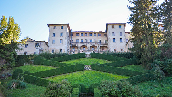 esterno con giardino